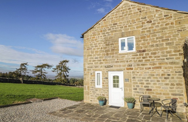 THE GRANARY, pet friendly, character holiday cottage in Masham