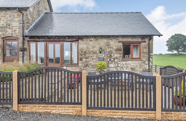 THE GRANARY, romantic, with a garden in Llanfair Caereinion
