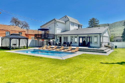 The Grand Chelan Group Getaway Pool and Hot Tub