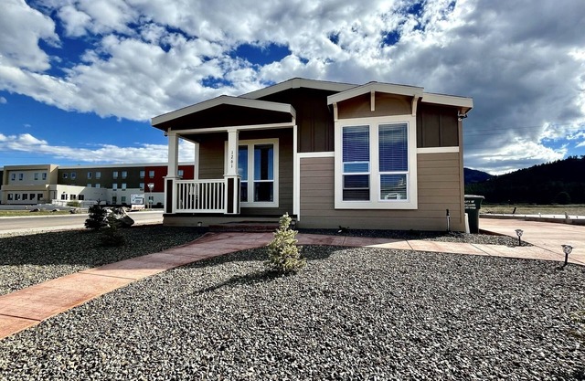 The Grand Getaway: Family Friendly, Walk to Grand Canyon Railway & Route 66!