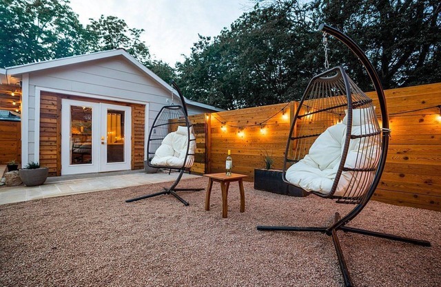 The Grape Escape - Beautiful home with indoor hot tub blocks away from Main St.