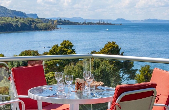 The Green Deck - Pukawa Holiday Home