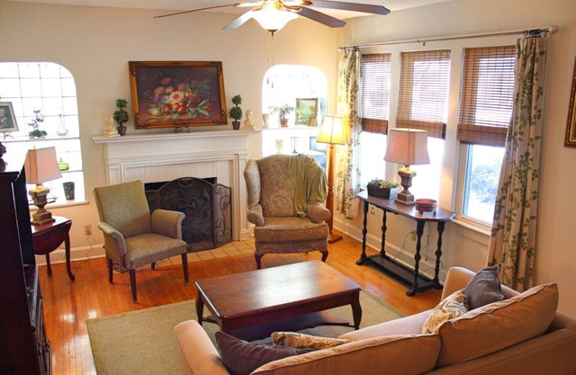 The Green Garden Cottage is +1200 square feet house, centrally located
