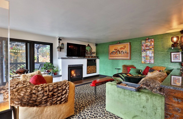 The Green House: Killington's Most Unique Ski Home. Close to Resort. Hot Tub. Upper Unit