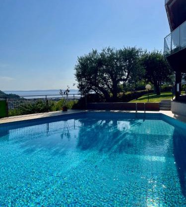 The Green Nest - pool & lake view