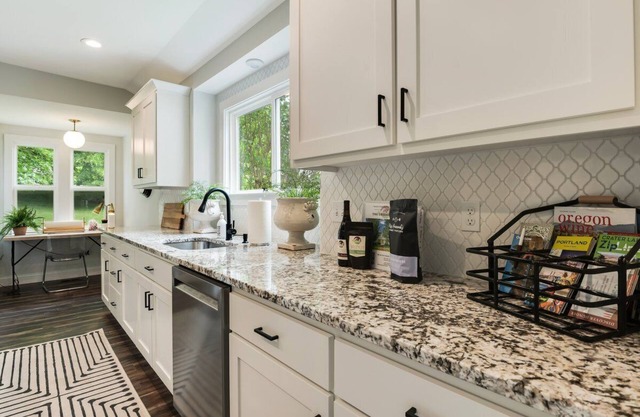 The Greenhouse: A Picturesque Pet-Friendly Home Walk-Friendly to Downtown Dundee