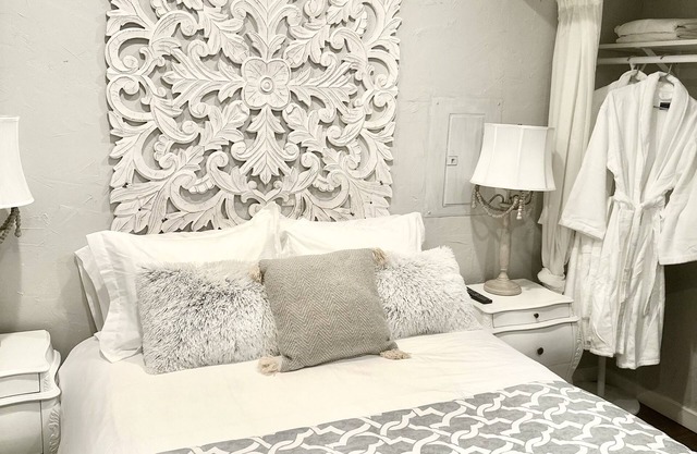 The Grey Getaway, a New, Quiet, One Bedroom Apartment!