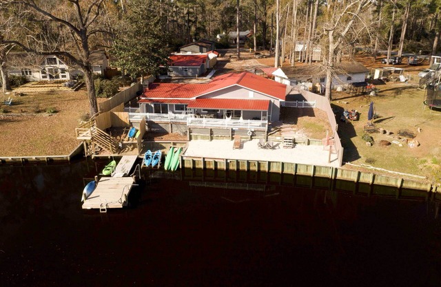 'The Grey Goose': Waterfront Home with Beach