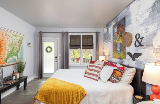 The Gypsy, Free Parking and Steps to Downtown Charm