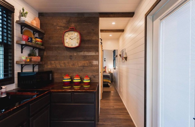 The Hacienda Container Tiny Home 12 min to Magnolia Baylor