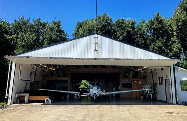 The Hangar! 30 mins from Vancouver & mins from Tsawwassen!