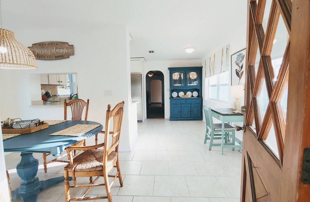 The Happy Hour Cottage - Walk to Downtown!