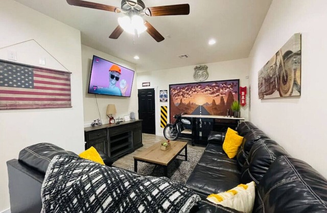 The Hawg House:Motorcycle Themed & Waterfront
