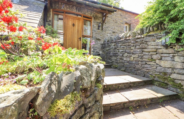 THE HAY LOFT, character holiday cottage, with open fire in Kendal