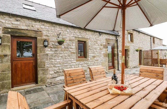 THE HAYBARN, family friendly, character holiday cottage in Hartington