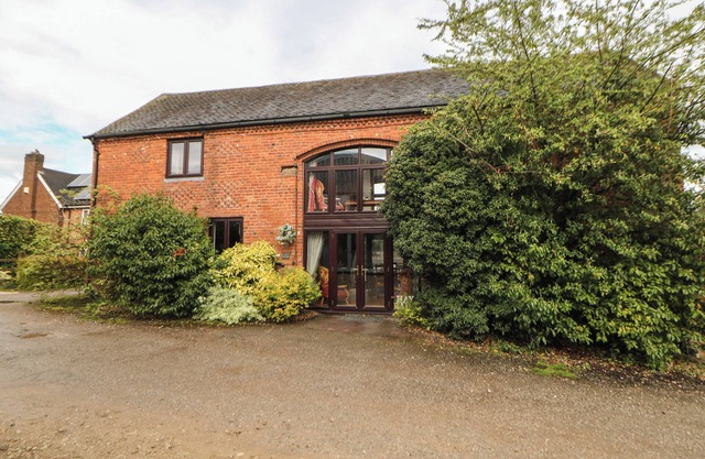 THE HAYBARN, pet friendly, character holiday cottage in Lichfield