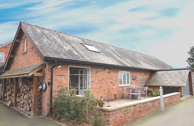 The Hayloft - a cheshire that sleeps 2 guests in 1 bedroom