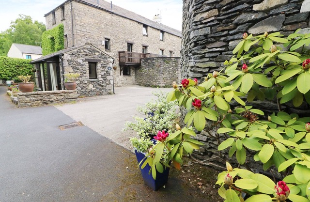THE HAYLOFT, character holiday cottage, with a garden in Lindale