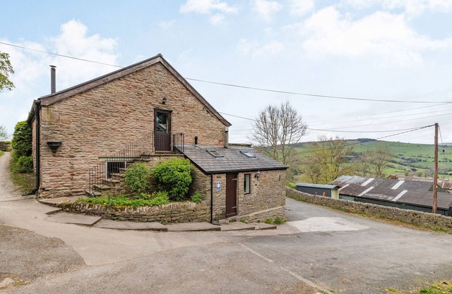 THE HAYLOFT, pet friendly, luxury holiday cottage in Combs