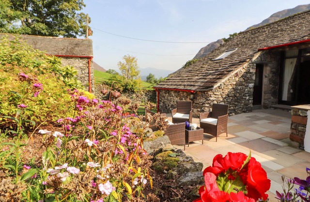 THE HAYLOFT, pet friendly, luxury holiday cottage in Newlands