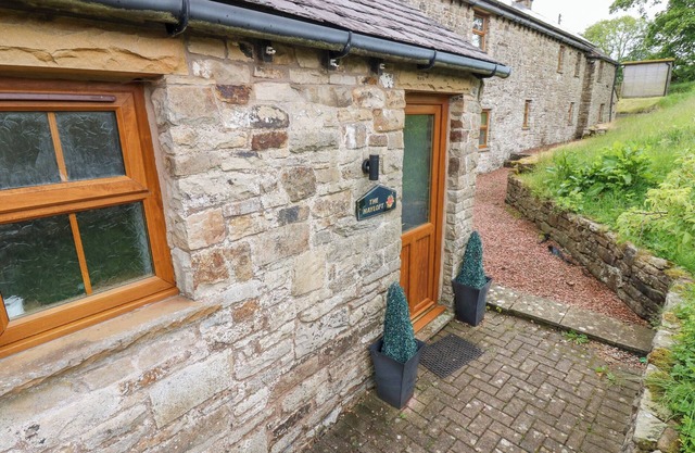 THE HAYLOFT, pet friendly, with hot tub in Alston