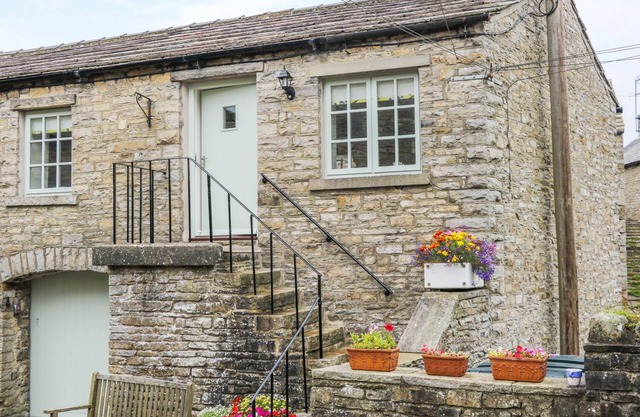 THE HAYLOFT, pet friendly, luxury holiday cottage in Hawes