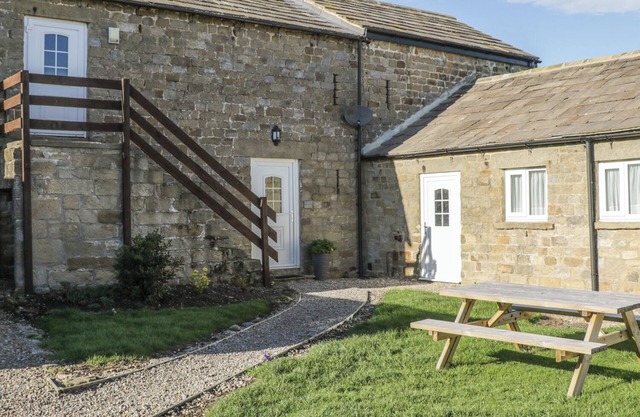 THE HAYLOFT, pet friendly, character holiday cottage in Masham