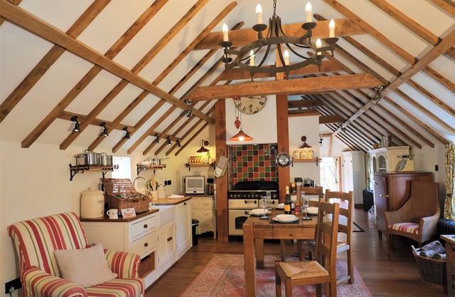 The Hayloft - Warm, romantic and relaxing with wood-burning stove. Dogs welcome