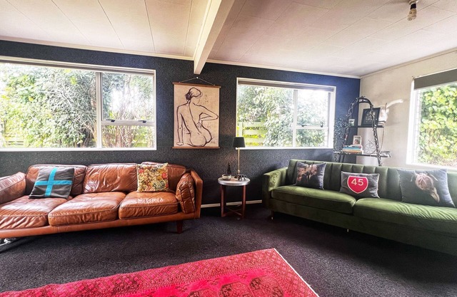 The Heart of Oakura Shops n& 5-10 min walk to beach & rivern (cleaning incl)