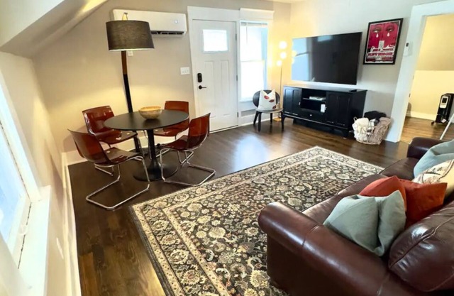 The Heights Loft, 5 minutes from downtown, Fresh Coffee and two Plush Queen Beds