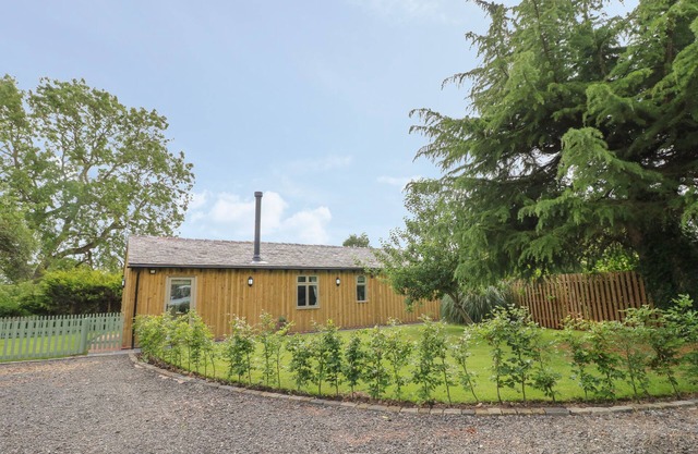 THE HEN HOUSE, pet friendly, with hot tub in Rugeley