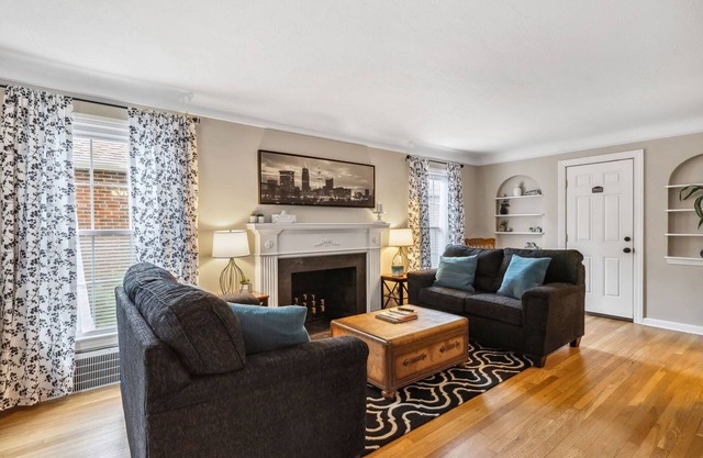 The Henry House I Pet Friendly, Cozy, Convenient
