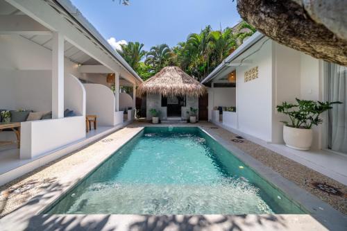 The Hepburn Stylish Single Room Guesthouse with Shared Pool 900m from Seminyak Beach