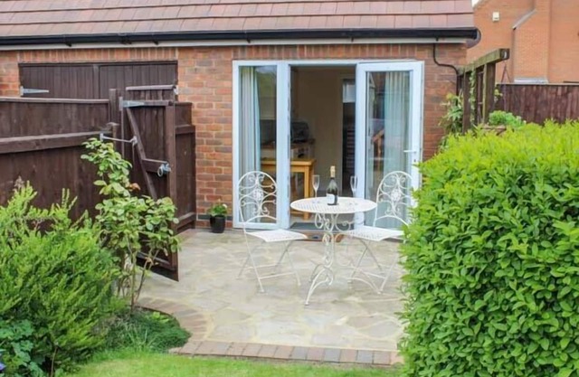THE HERB GARDEN, romantic, character holiday cottage in Louth