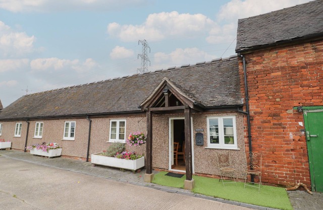 THE HEREFORD LODGE, pet friendly, with a garden in Great Haywood