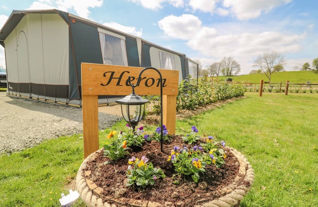 THE HERON, pet friendly, with hot tub in Rhayader