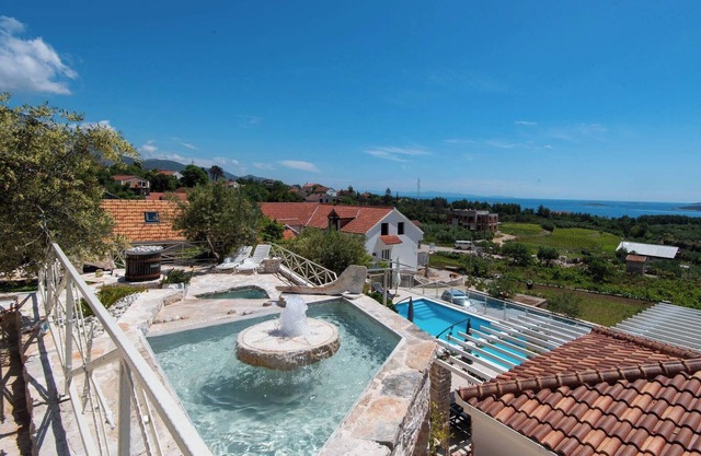 The Hidden Treasure Village, 7-Bedroom Luxury Holiday Resort with children playground, private Pool and Private Parking, SEA VIEW