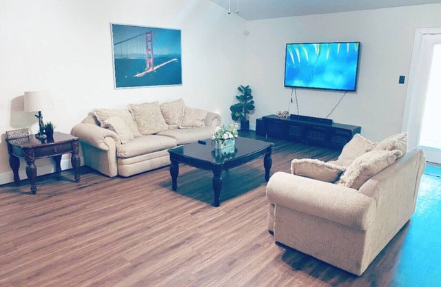 The Hideaway 4B/2B House- 10min from IAH