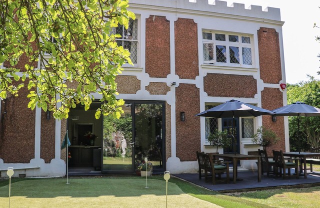THE HIDEAWAY, family friendly, character holiday cottage in Hove