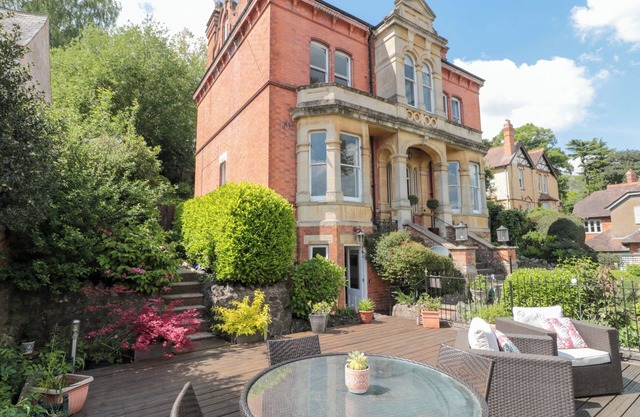 THE HIDEAWAY, romantic, with a garden in Malvern