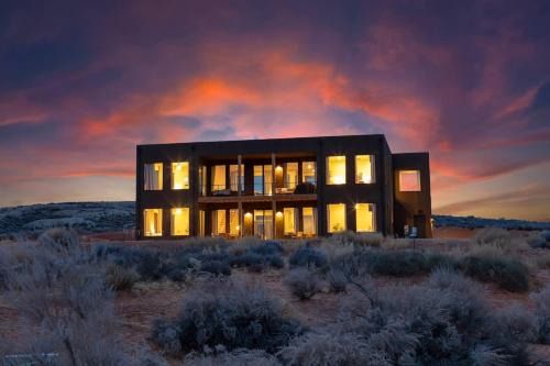 The Highlander - Luxe Hot Tub Firepit Views