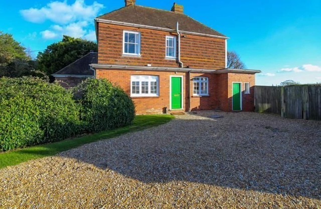 The Highlands, Nr Rye - Victorian House with Tennis court