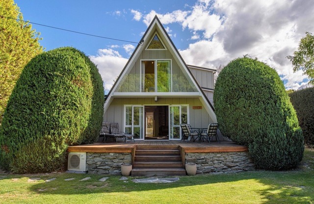 The Hillvue with Spa - Arrowtown Holiday Home