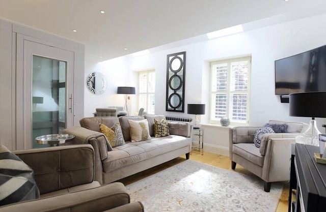 THE HIVE, family friendly in Stow-On-The-Wold