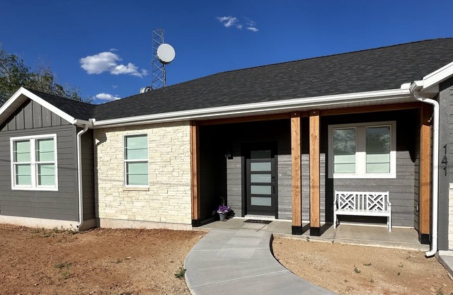The Holliday House: Close to shops, eating, scenic trails and views.