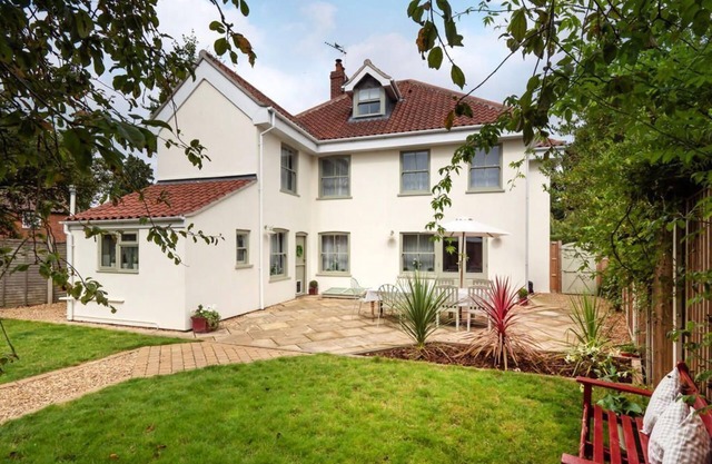 The Hollies - a self catering cottage that sleeps 6 guests in 3 bedrooms