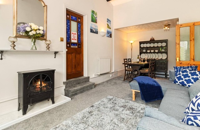 The Hollies - Short Walk to Beach, Peaceful Location, Parking