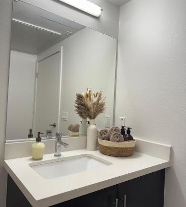 The Hollywood Blvd Loft FREE AND DESIGNATED PARKING