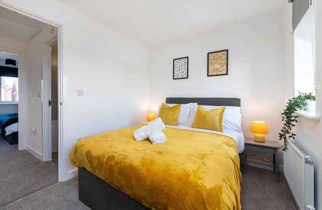 The Holt - 2 DBL Bedrooms with Parking
