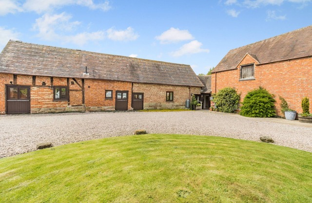 The Holt Barn - Three Bedroom House, Sleeps 6